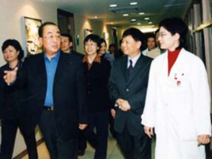 卫生部高强部长视察广东省中医院传统疗法中心