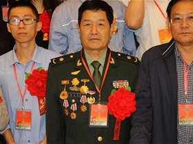 王文远应邀出席全国首届敬老志愿者服务表彰大会并受到表彰