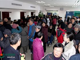 戊戌新春王文远为百名患者诊治 抗战老兵三优先——中国军网报道