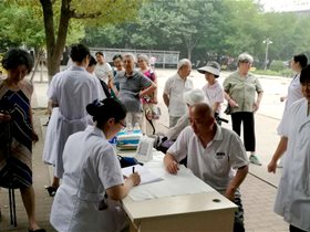 平衡针灸技术迎七一为老革命送健康