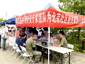 王文远教授率弟子深入社区义诊庆祝“中国医师节”