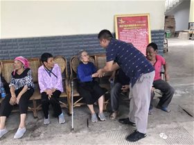 中秋佳节为敬老院老人送健康
