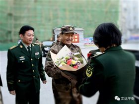 老军医王文远重返老部队为首都卫士巡诊