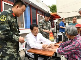 王文远教授率弟子社区义诊 纪念第八个世界家庭医生日