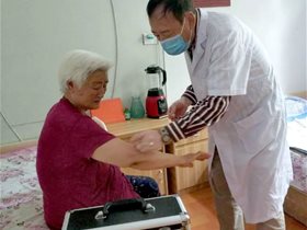 养老院义诊以实际行动庆八一