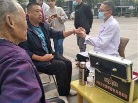 社区健康卫士：99重阳节＇临沂平衡针灸专家周艳亮深入罗庄街道办事处义诊