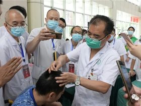 平衡针灸.薪火相传：平衡针灸创始人王文远教授亲传弟子张汉卿主任3次治愈15年顽固性咳嗽，患者感恩送锦旗