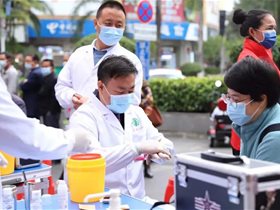 转发西双版纳报：王文远平衡针灸云南团队开展国际志愿者日义诊活动