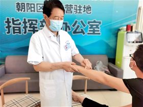 中国健康卫士：部队退休老军医王文远教授深入抗疫第一线开展义诊服务