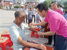 红色之旅：平衡针灸骨干团队走进桂东县革命老区开展义诊活动，受到群众和游客的欢迎。