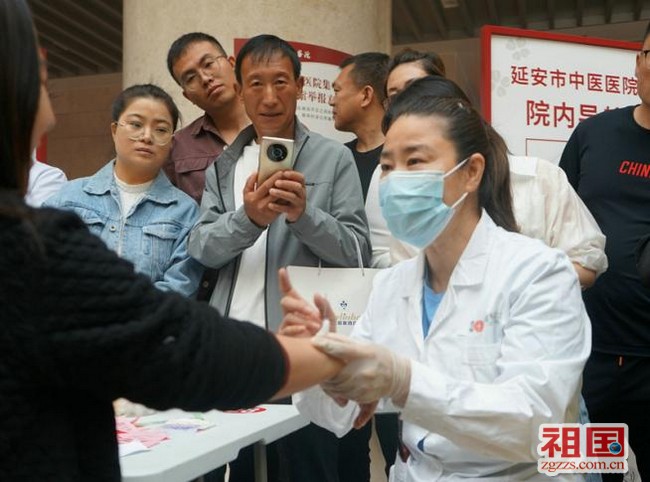 14平衡针灸传承人郭月玲在带教诊疗中.jpg