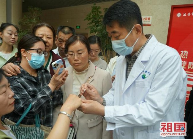 13平衡针灸传承人于波在带教诊疗中.jpg
