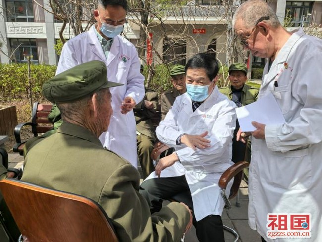 15王文远在“八一”敬老院为老战士作平衡针诊疗。.jpg