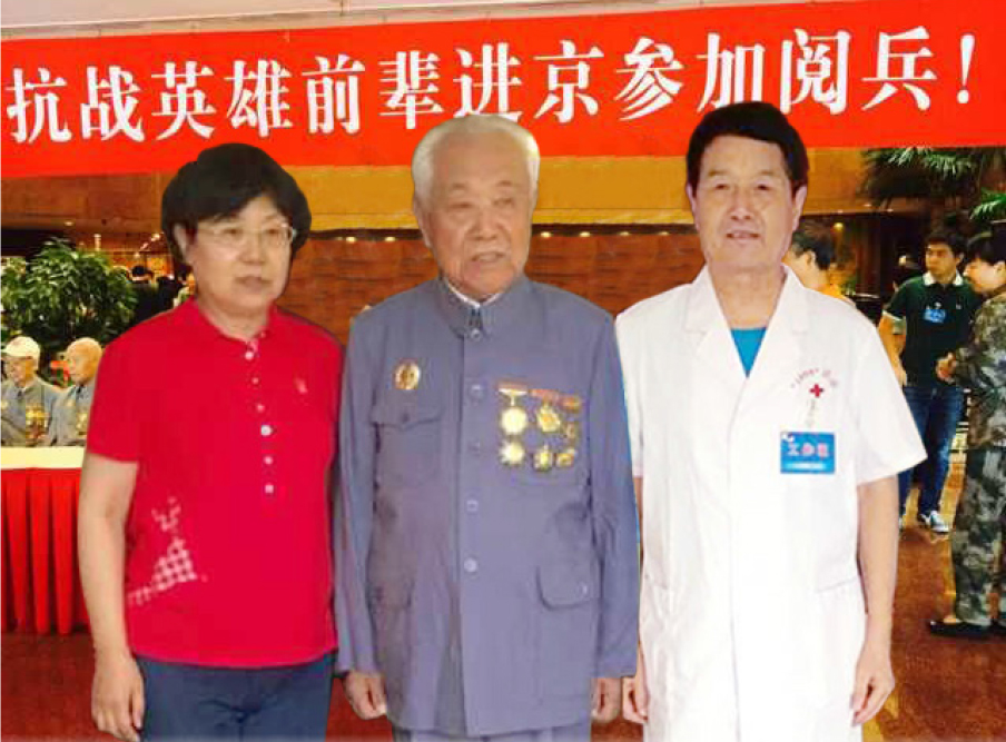 抗战老兵吕品父女与王文远合影.jpg