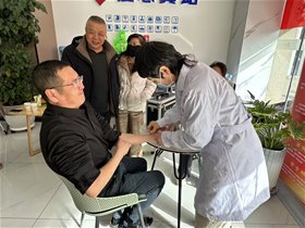 腊八施针送暖 守护基层健康——甘肃庆阳平衡针弟子团队走进电信营业厅开展主题义诊