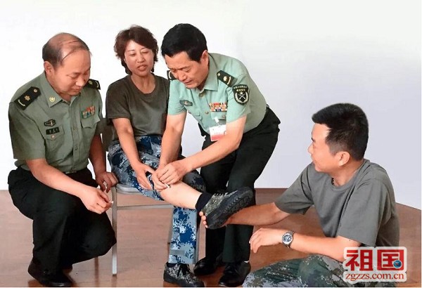 5 2015年5月，王文远应邀为纪念抗日战争暨世界反法西斯战争胜利70周年阅兵抗战老兵方队医疗保健人员现场演示抗战老兵应急情况下平衡针干预技术。.jpg