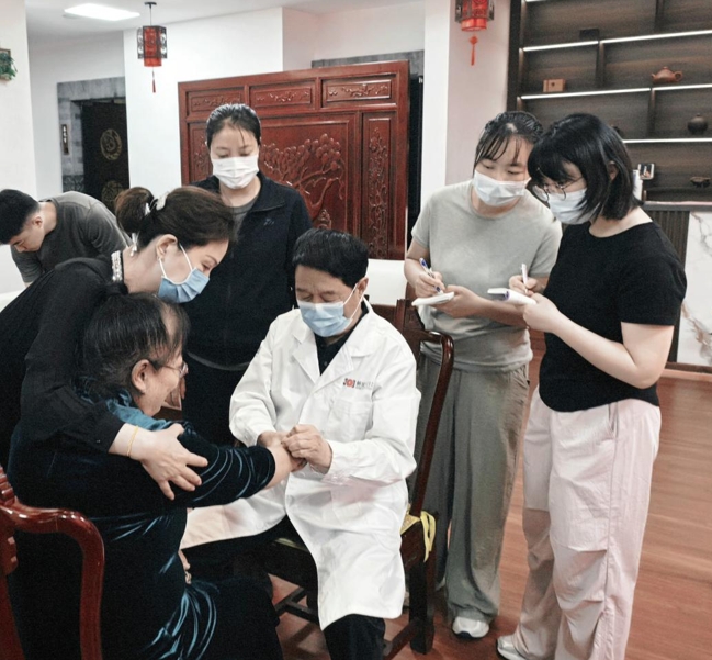 4专程来观摩的学员边观看边做笔记.jpg