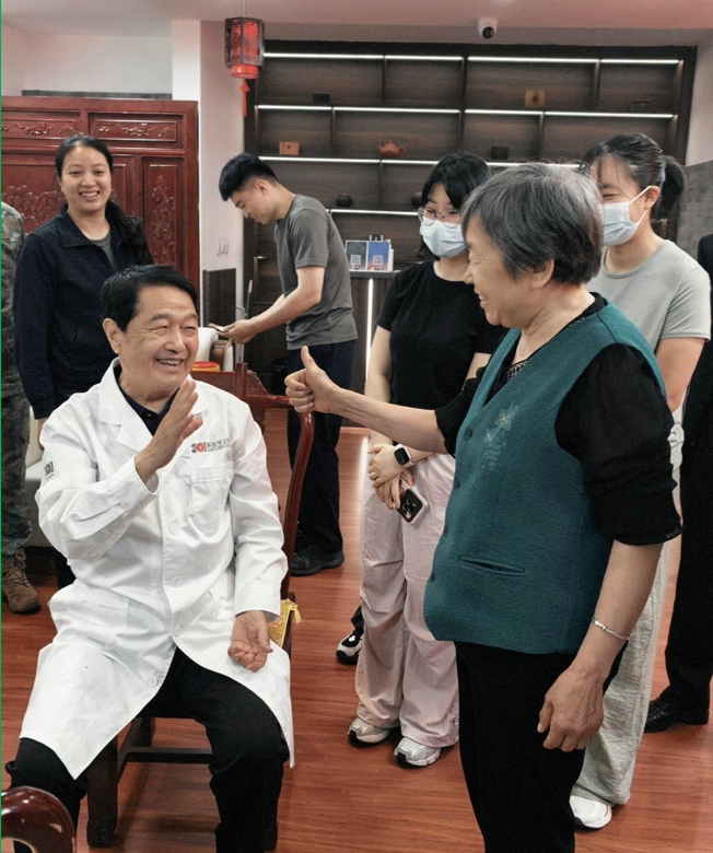 1老干部接受平衡针诊疗后，为王文远教授点赞.jpg