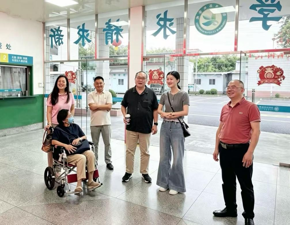 （图2：奥利弗&middot;布塔利德一家抵达龙岩市第二医院留影）.jpg