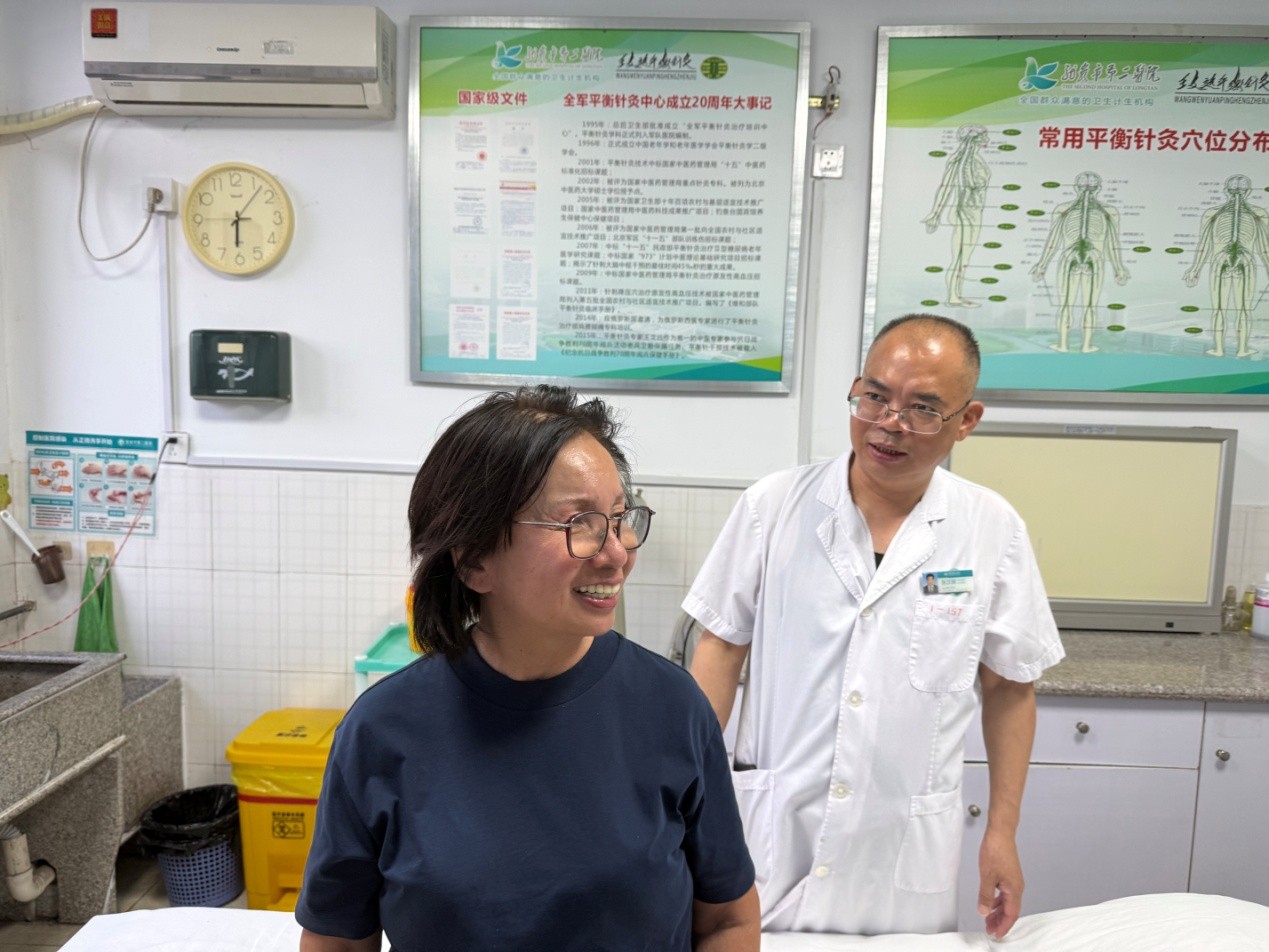 （图3：张汉卿为奥利弗・布塔利德夫人开展针灸诊疗）.jpg