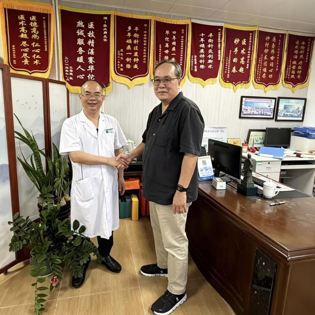 （图4：奥利弗&middot;布塔利德向张汉卿握手致谢）.jpg