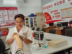 师恩暖人心 针爱护园丁｜教师节校园公益义诊纪实