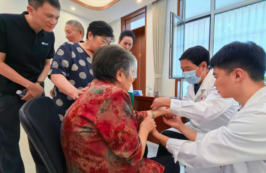 平衡针灸创始人王文远教授应邀奔赴北京朝阳第七干休所服务中心为老干部义诊公益活动。马先博摄影 2026·9·21 (1).jpg
