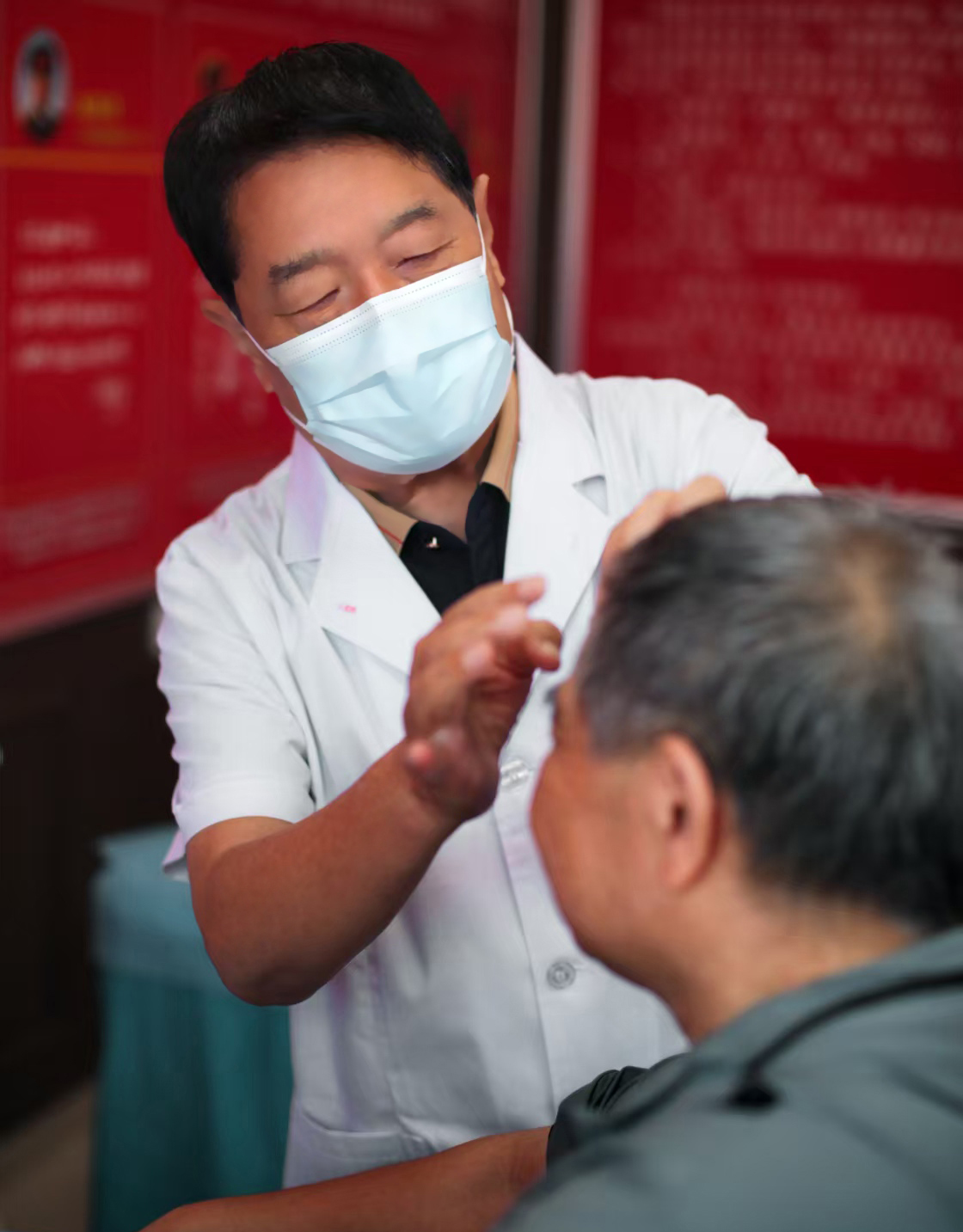 王文远教授在北京弘医堂中医院传承工作室向见习弟子传授临床经验1.jpg