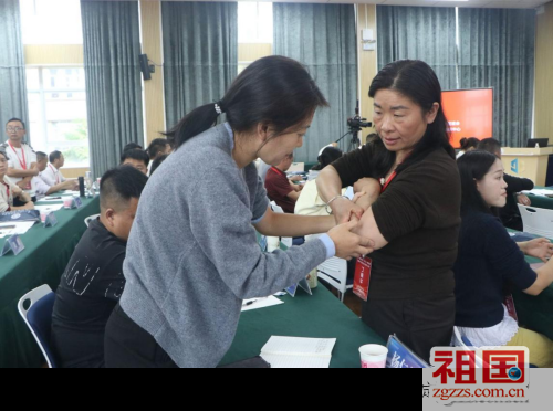学员们两两结对练习找穴定位6.png