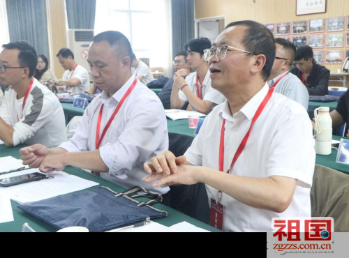 学员们认真体会找穴定位5.png