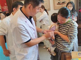 一根银针传脑科学 千年药都送健康｜平衡针灸创始人王文远教授亲传弟子于波樟树药交会公益义诊惠百姓