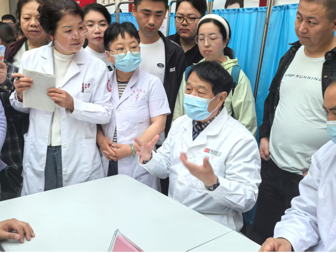 王文远教授为延安革命老区参训学员课外带教通过义诊进行临床示教，高晓强摄影（2025&middot;4&middot;26）.jpg